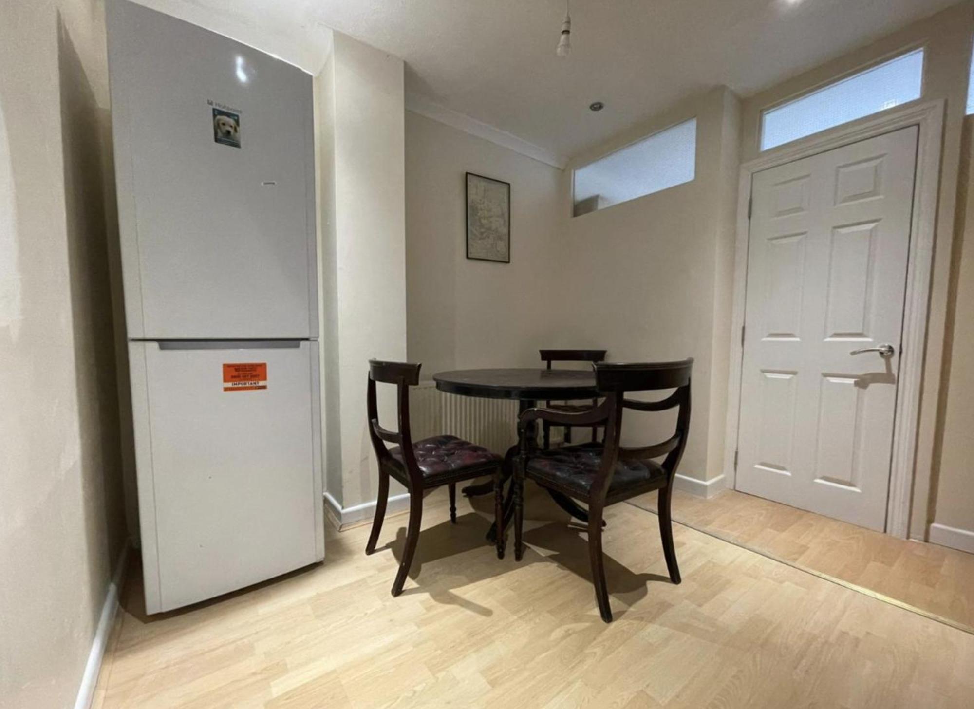 Cozy Urban Retreat: Shared Flat Living In The Heart Of E14 Homestay
