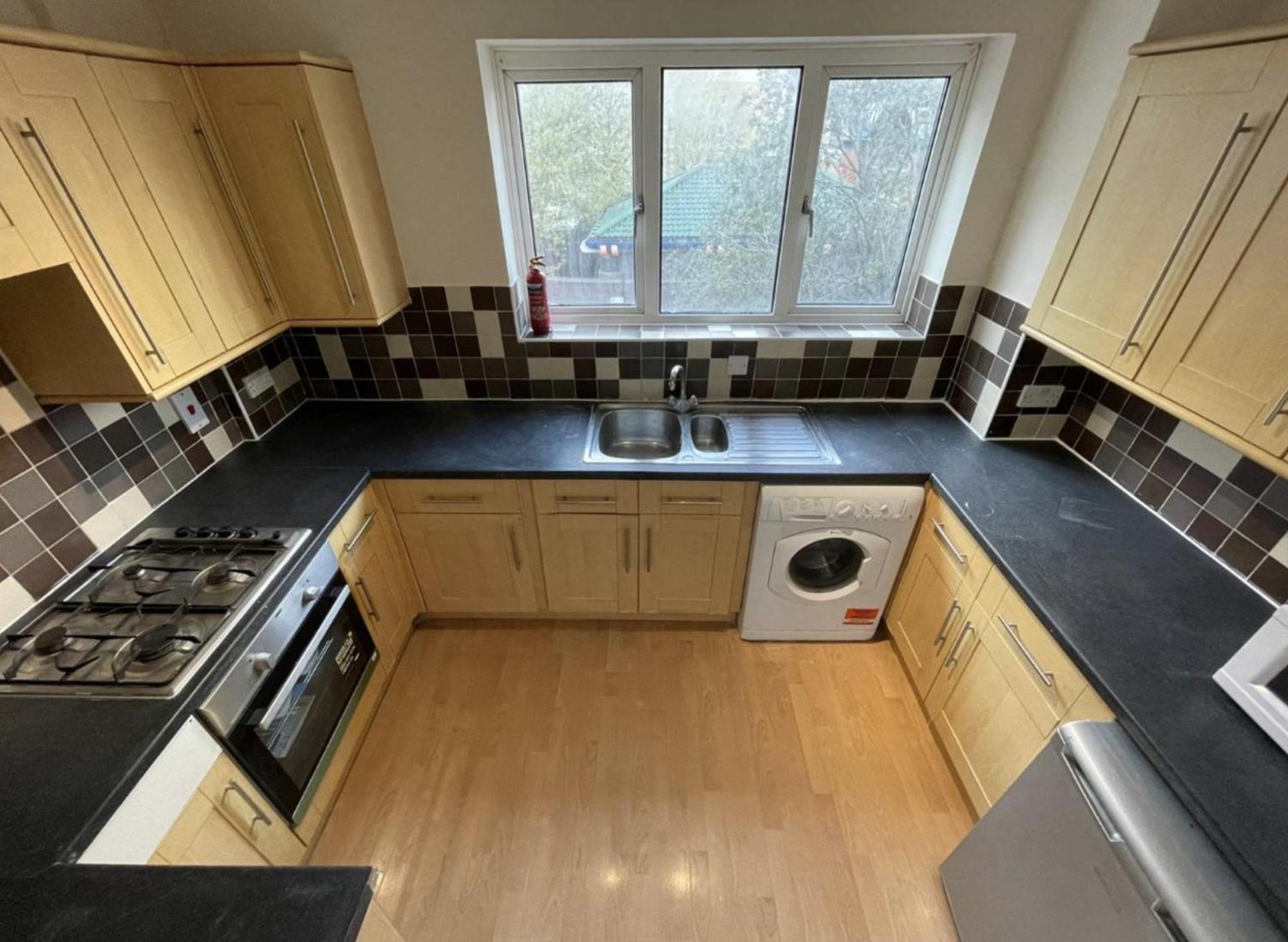 Cozy Urban Retreat: Shared Flat Living In The Heart Of E14 * Londen