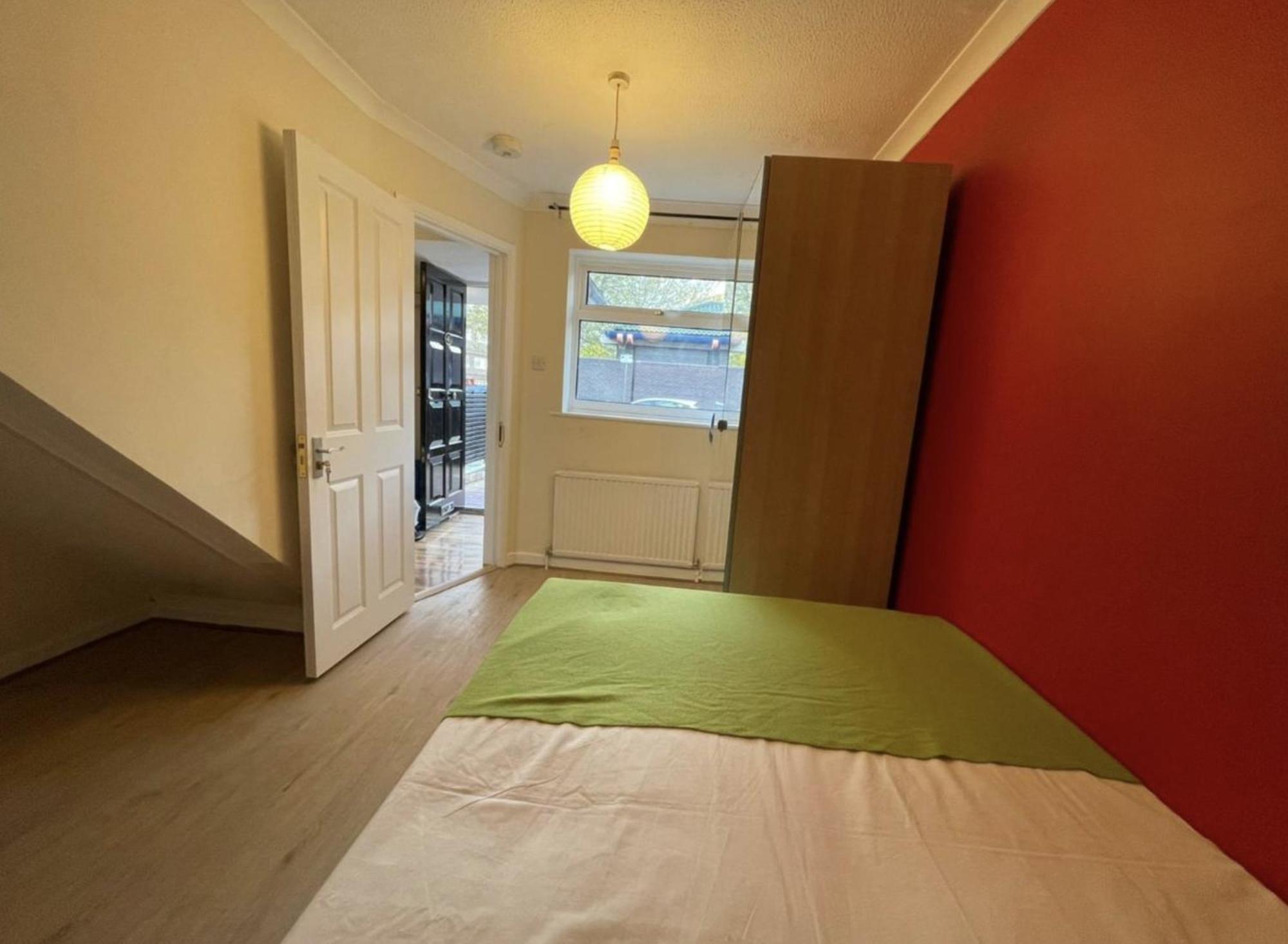 Cozy Urban Retreat: Shared Flat Living In The Heart Of E14 London