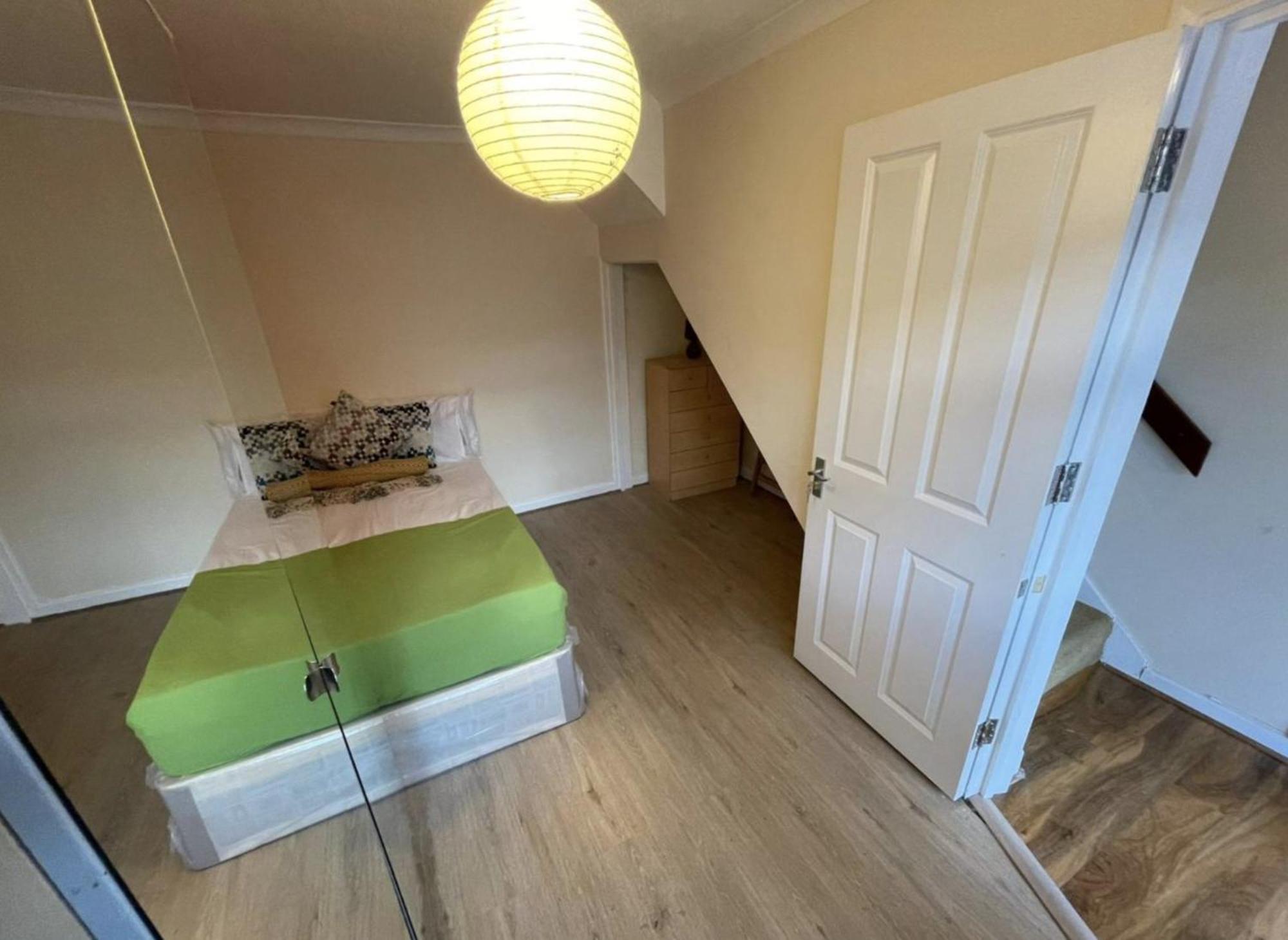 Cozy Urban Retreat: Shared Flat Living In The Heart Of E14 Homestay