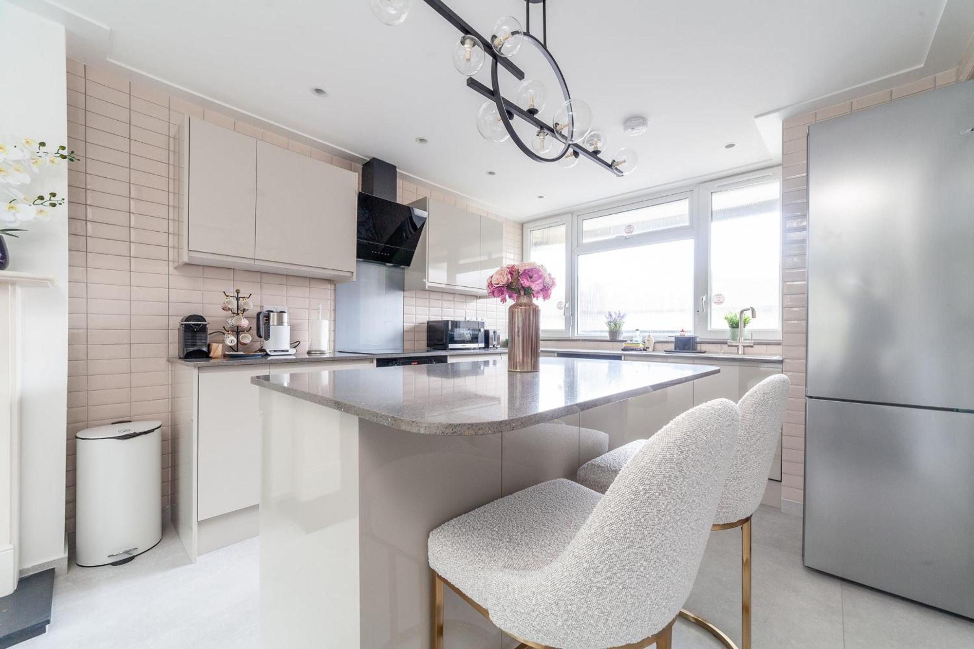 Excellent 3-bed Flat In Elephant & Castle * London