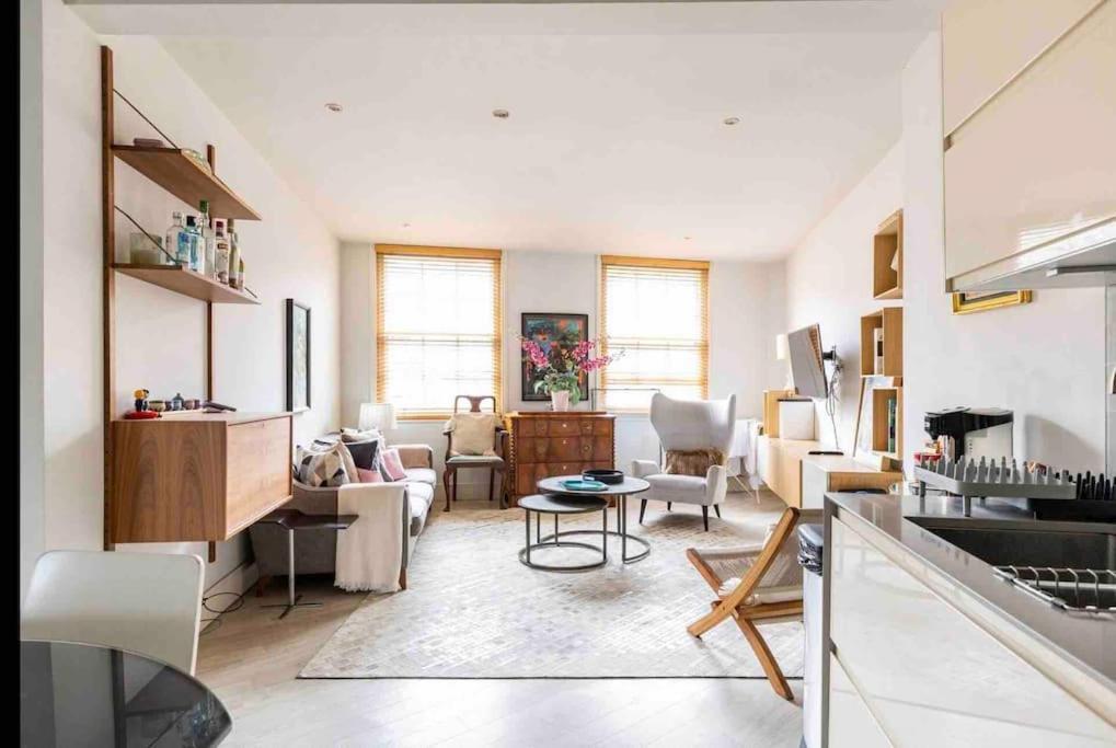 Modern Design 3brs 2f House Close To Victoria