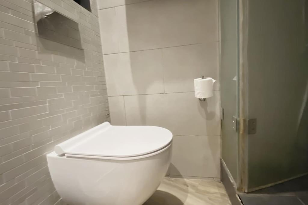 Villa Modern Design 3brs 2f House Close To Victoria *