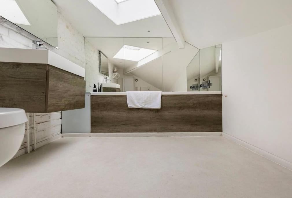 Modern Design 3brs 2f House Close To Victoria * London