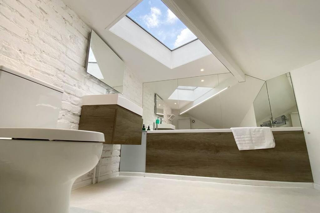 Modern Design 3brs 2f House Close To Victoria Villa London
