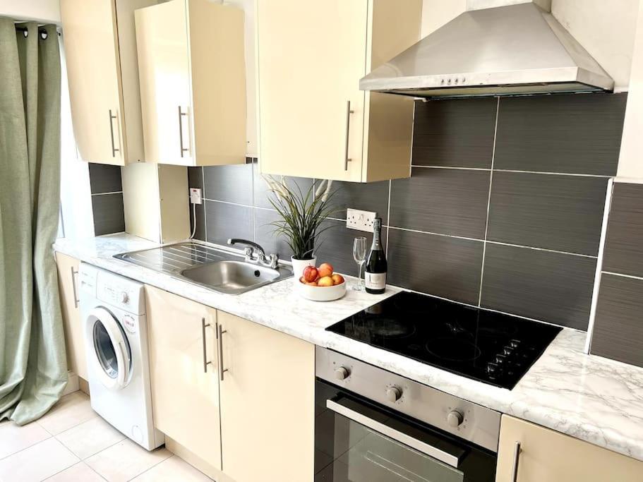 Modern 2 Bed Close To Mall With Parking & Garden *