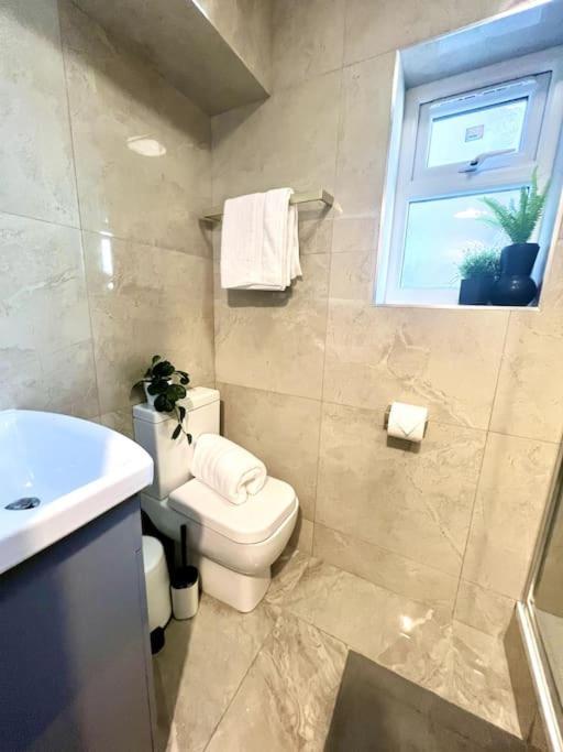 Modern 2 Bed Close To Mall With Parking & Garden