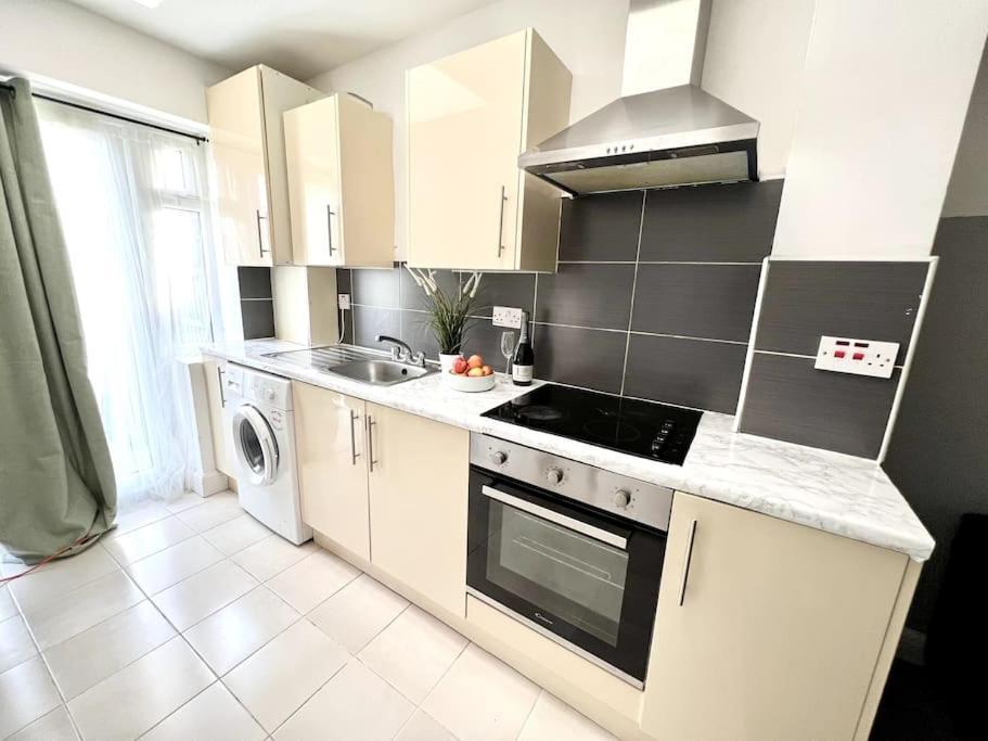 Modern 2 Bed Close To Mall With Parking & Garden Сasa de vacaciones Londres