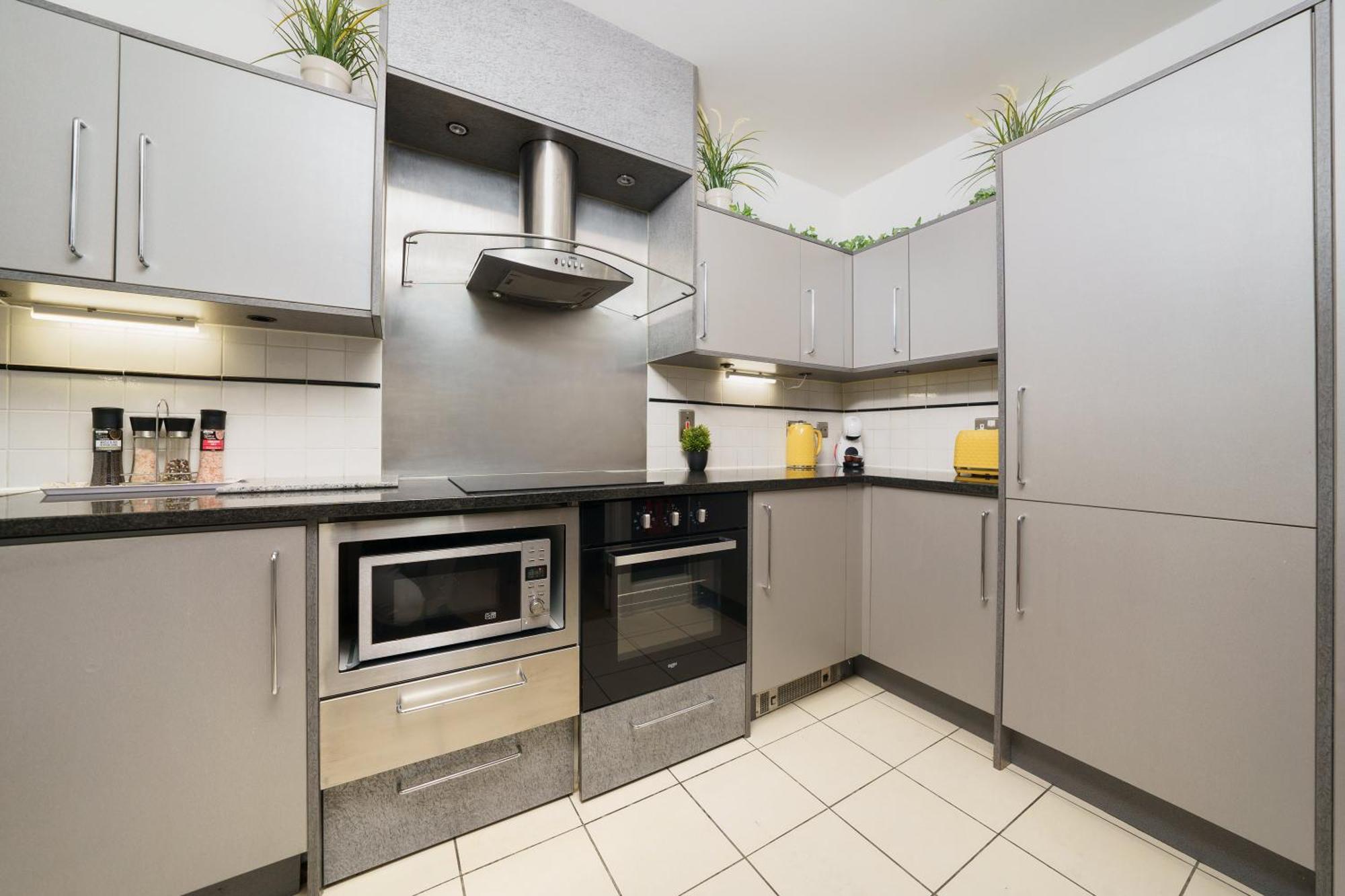 St George Wharf Apartment
