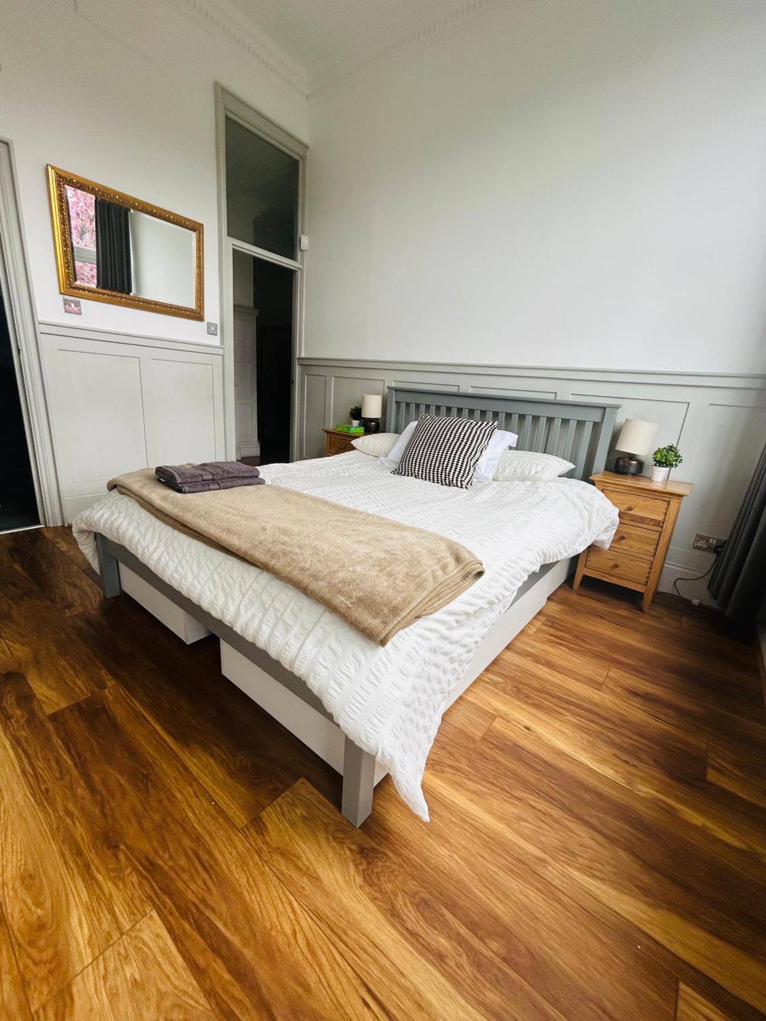 Stunning Holland Park- Sleeps 6 Appartement Londen