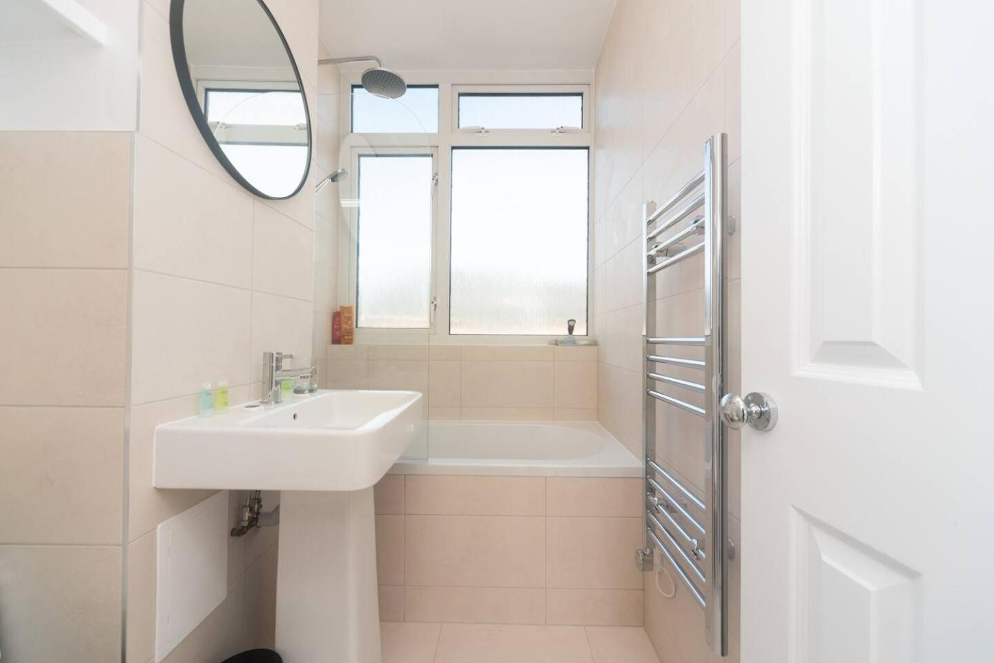 Pass The Keys Elegant Spacious Flat With Large Patio - Short Walk To Trains Apartment