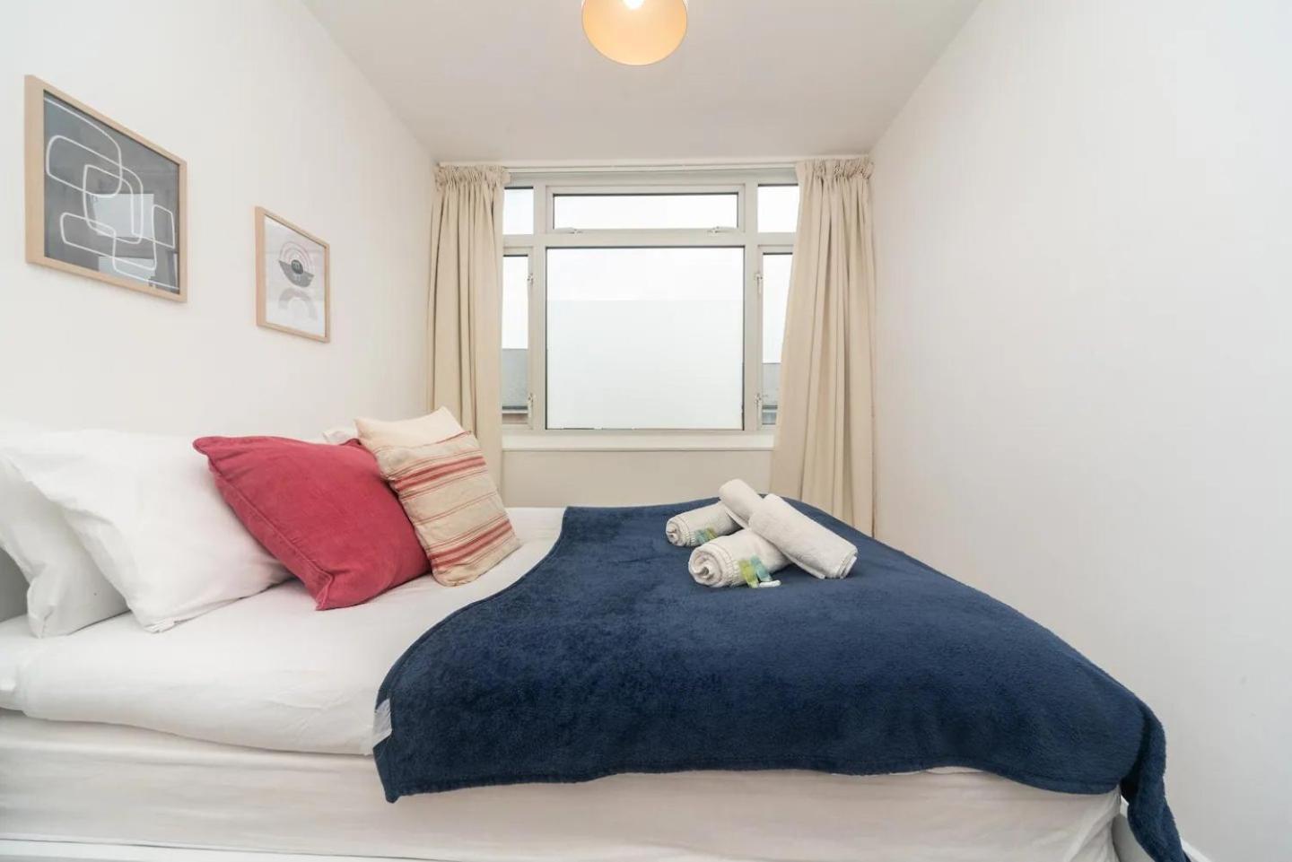 Pass The Keys Elegant Spacious Flat With Large Patio - Short Walk To Trains Apartment London