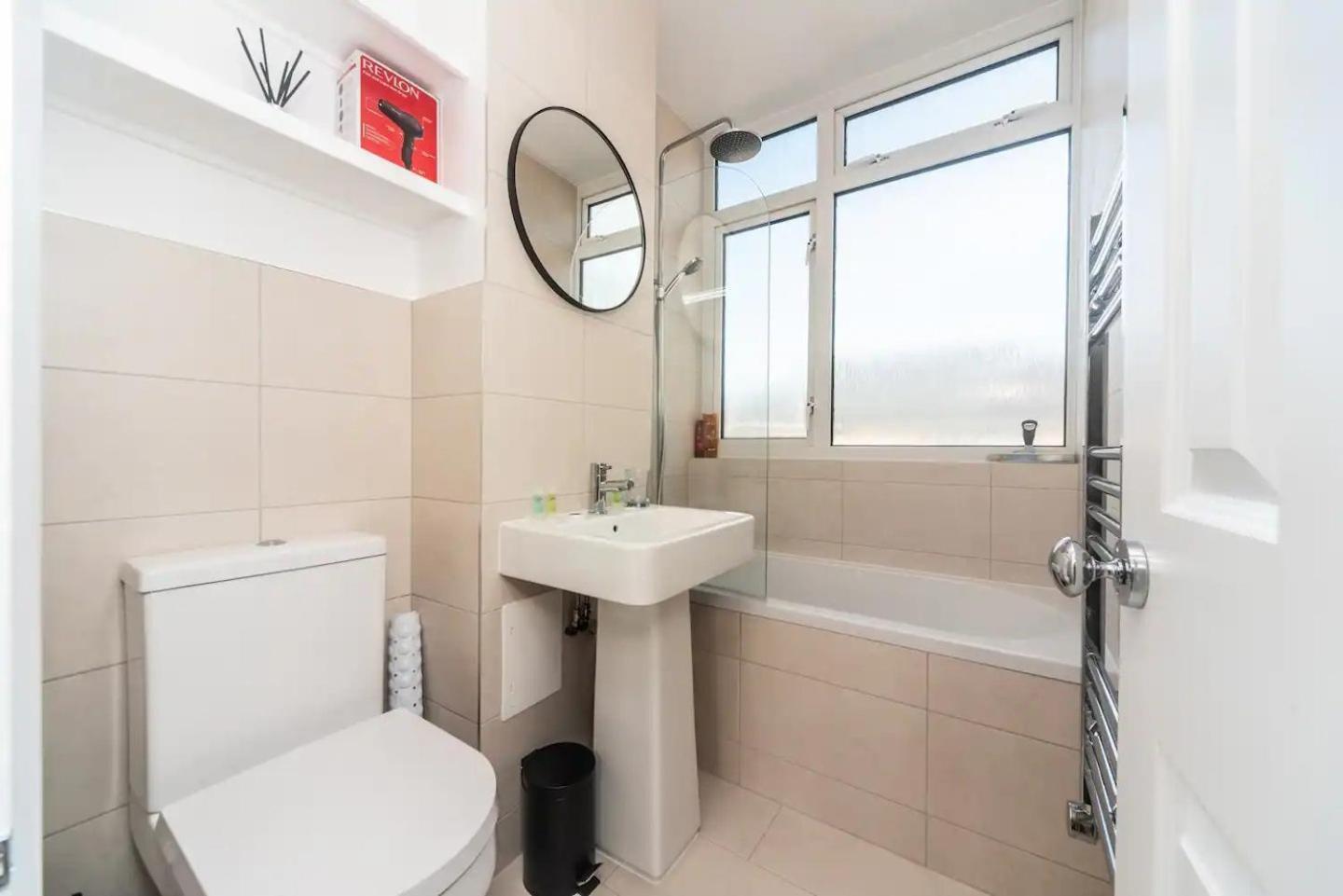Pass The Keys Elegant Spacious Flat With Large Patio - Short Walk To Trains