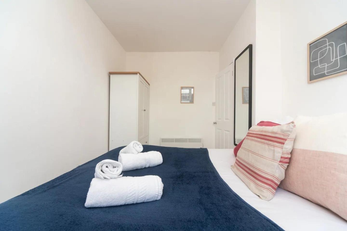 Apartment Pass The Keys Elegant Spacious Flat With Large Patio - Short Walk To Trains *