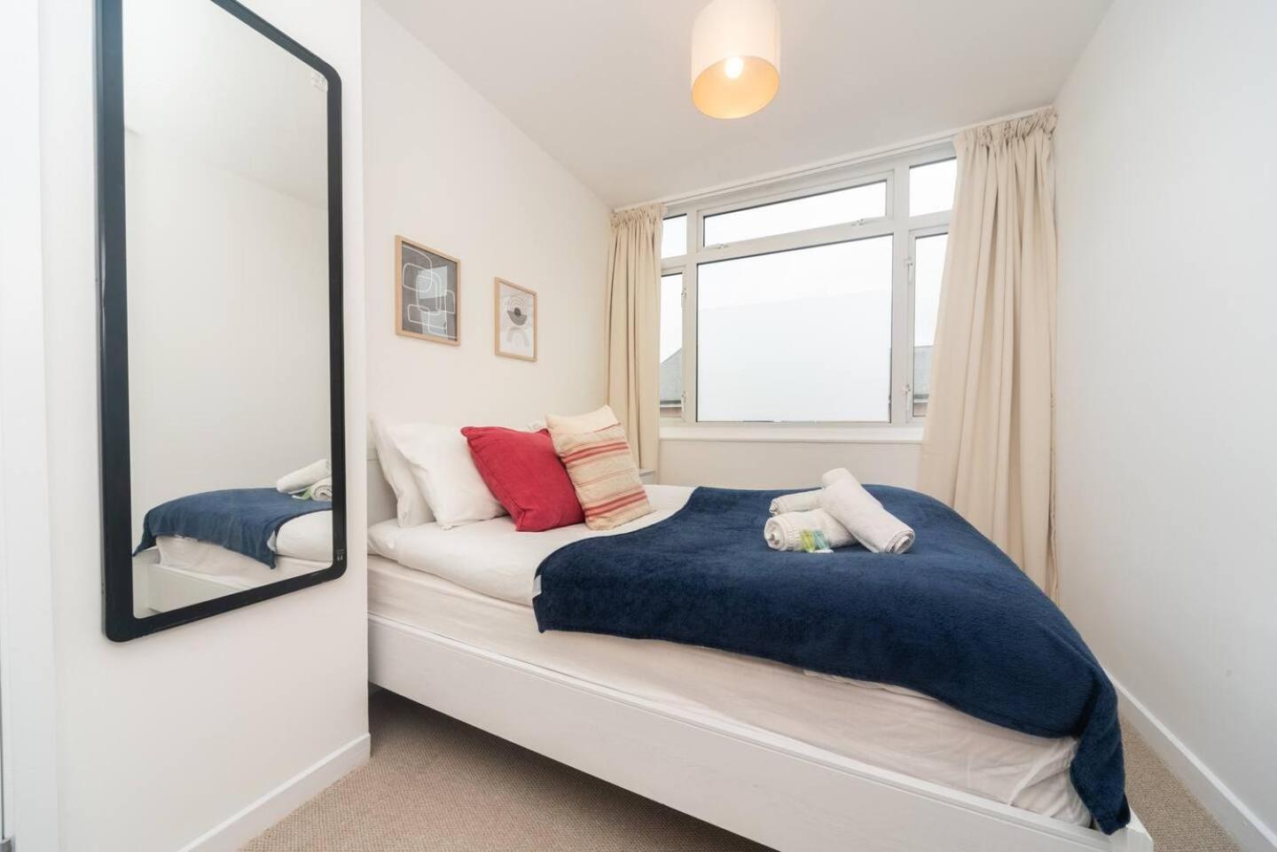Pass The Keys Elegant Spacious Flat With Large Patio - Short Walk To Trains