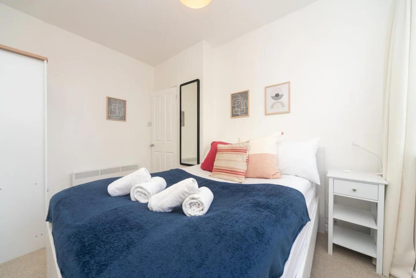 Pass The Keys Elegant Spacious Flat With Large Patio - Short Walk To Trains Apartment *