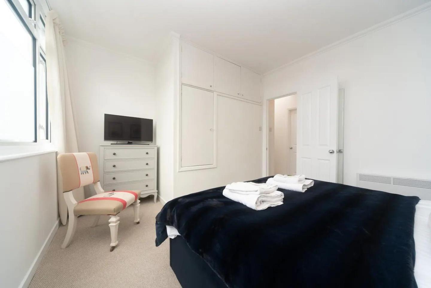 Apartment Pass The Keys Elegant Spacious Flat With Large Patio - Short Walk To Trains *