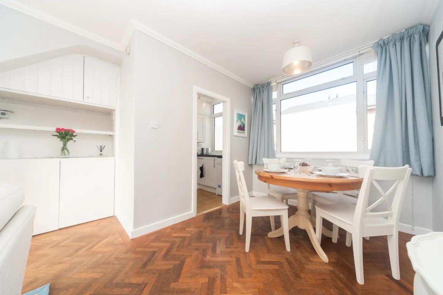 Pass The Keys Elegant Spacious Flat With Large Patio - Short Walk To Trains *