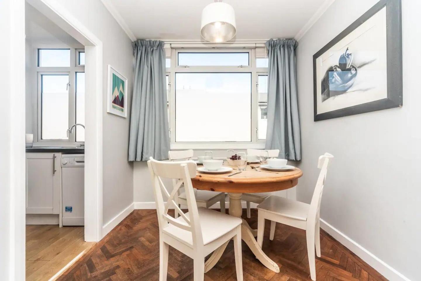 Apartment Pass The Keys Elegant Spacious Flat With Large Patio - Short Walk To Trains *