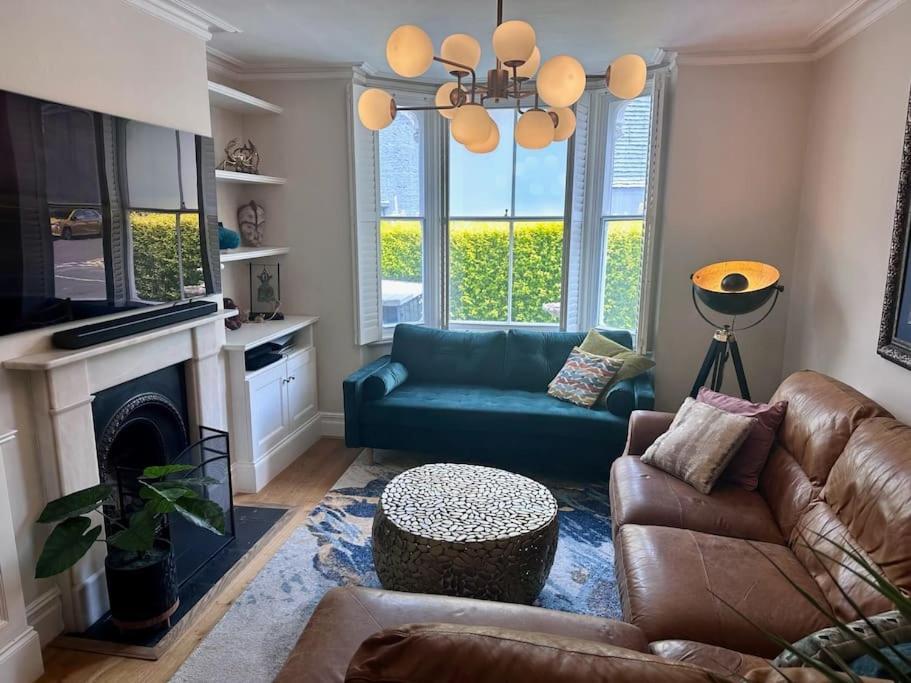 With Balcony Overlooking A Garden * Londres