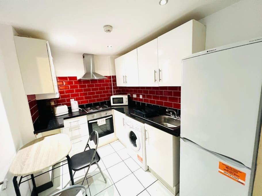 Excellent Two Bedroom Flat In Appartement Londen