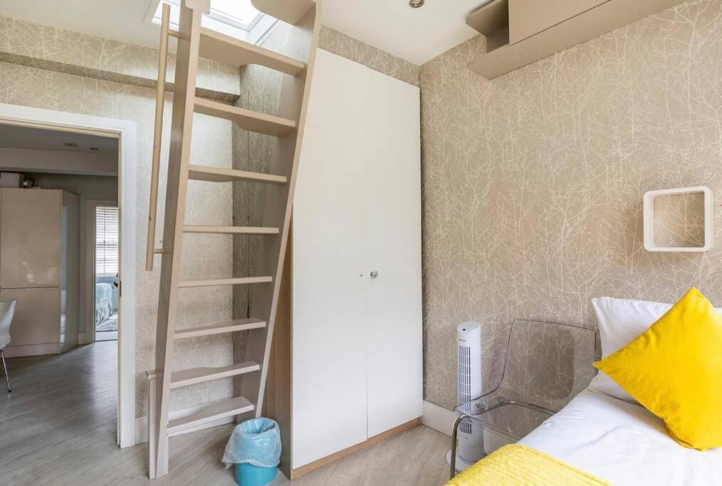Modern Design 3brs 2f House Close To Victoria London