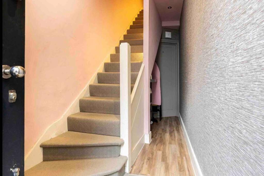 Modern Design 3brs 2f House Close To Victoria Villa