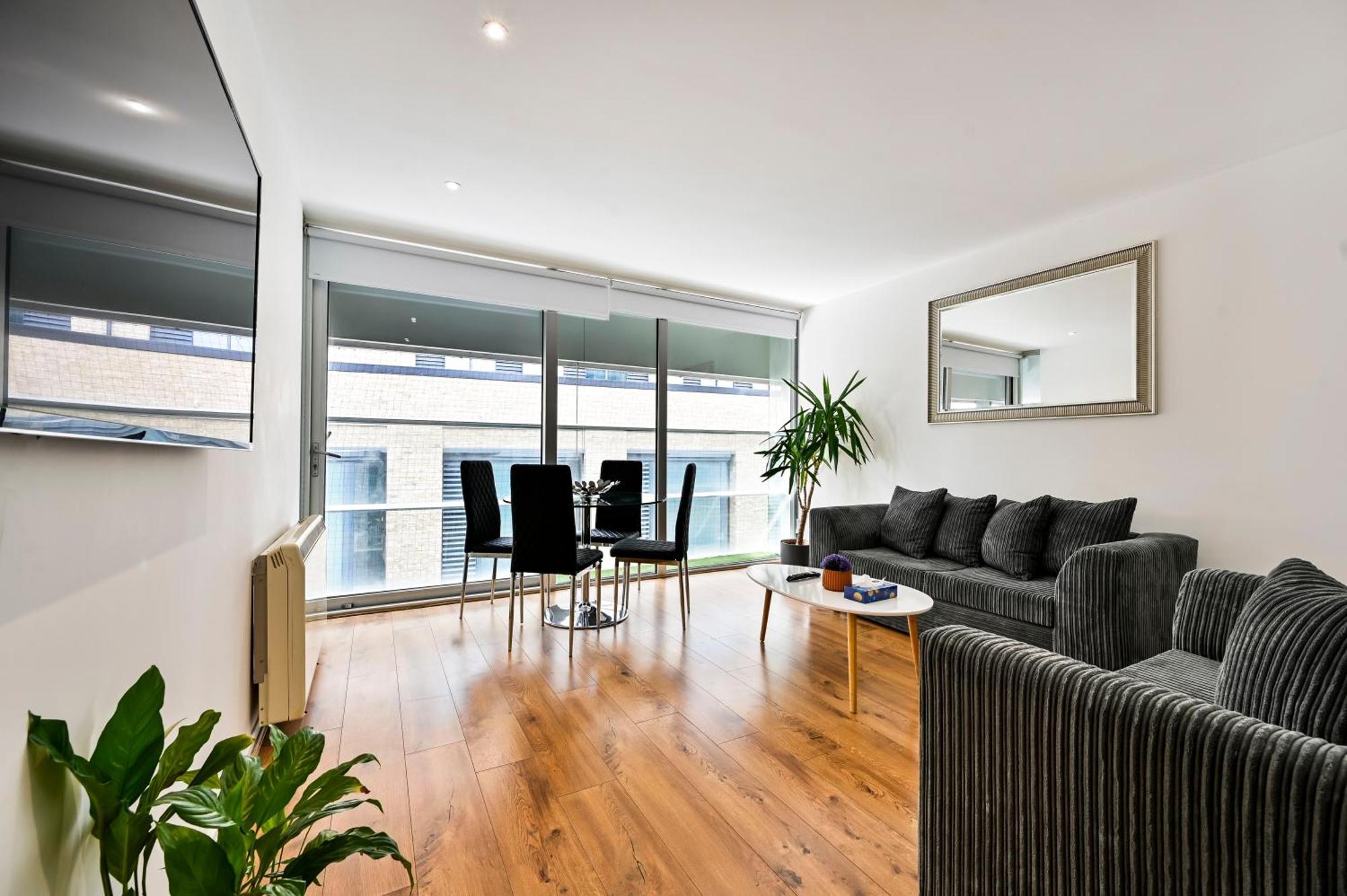 Lovely 2-bed, Sleeps 6, Near Stratford Station & Abba Voyage, Apartment London