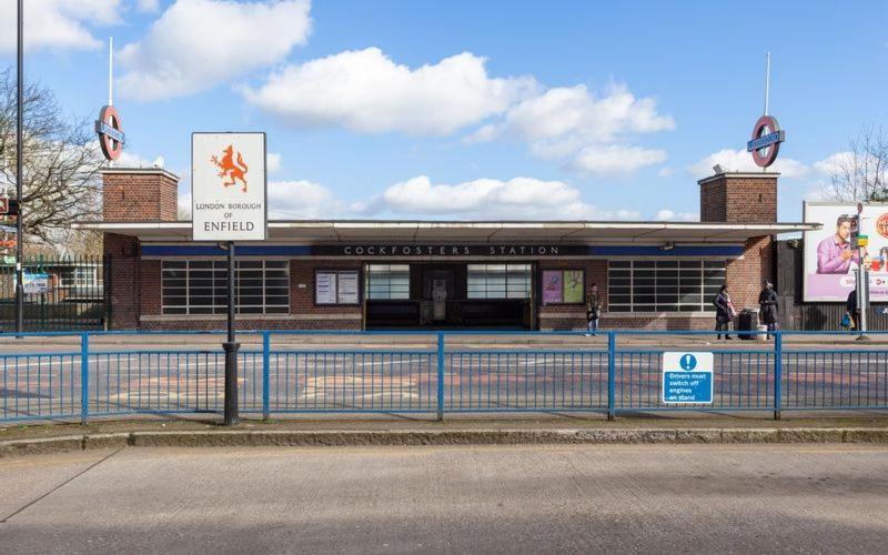 Skyvillion - Cozy Large 4 & 1 Bed In Enfield, Mins To Tube Station, Free Wi-fi Apartment London