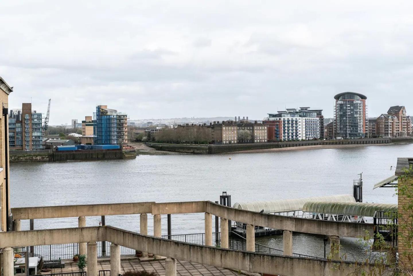 Sunny Maisonette With Views Over Canary Wharf, Apartment London