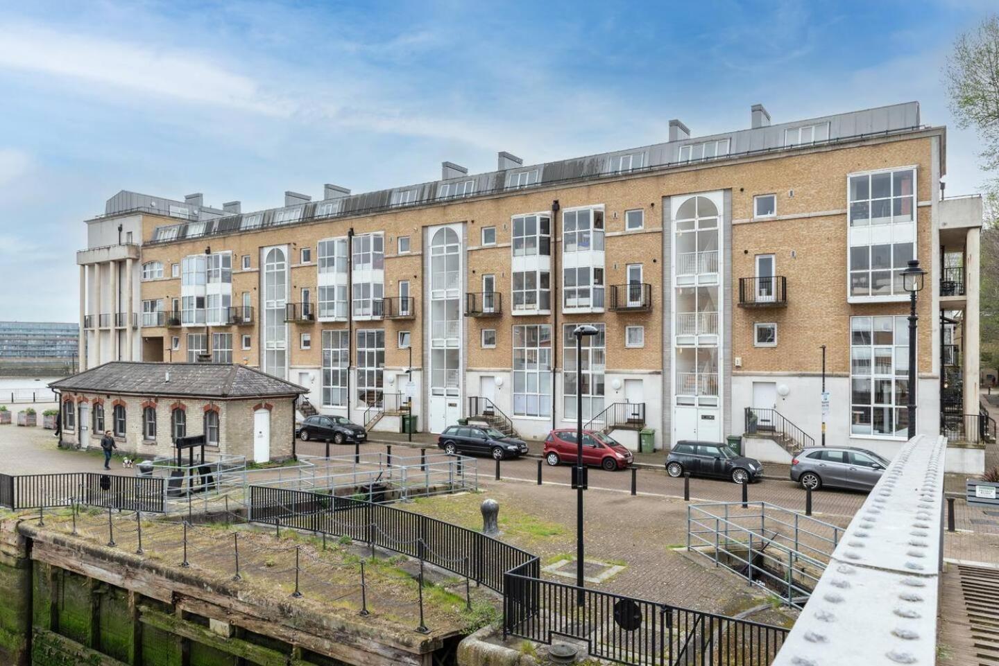 Sunny Maisonette With Views Over Canary Wharf, London
