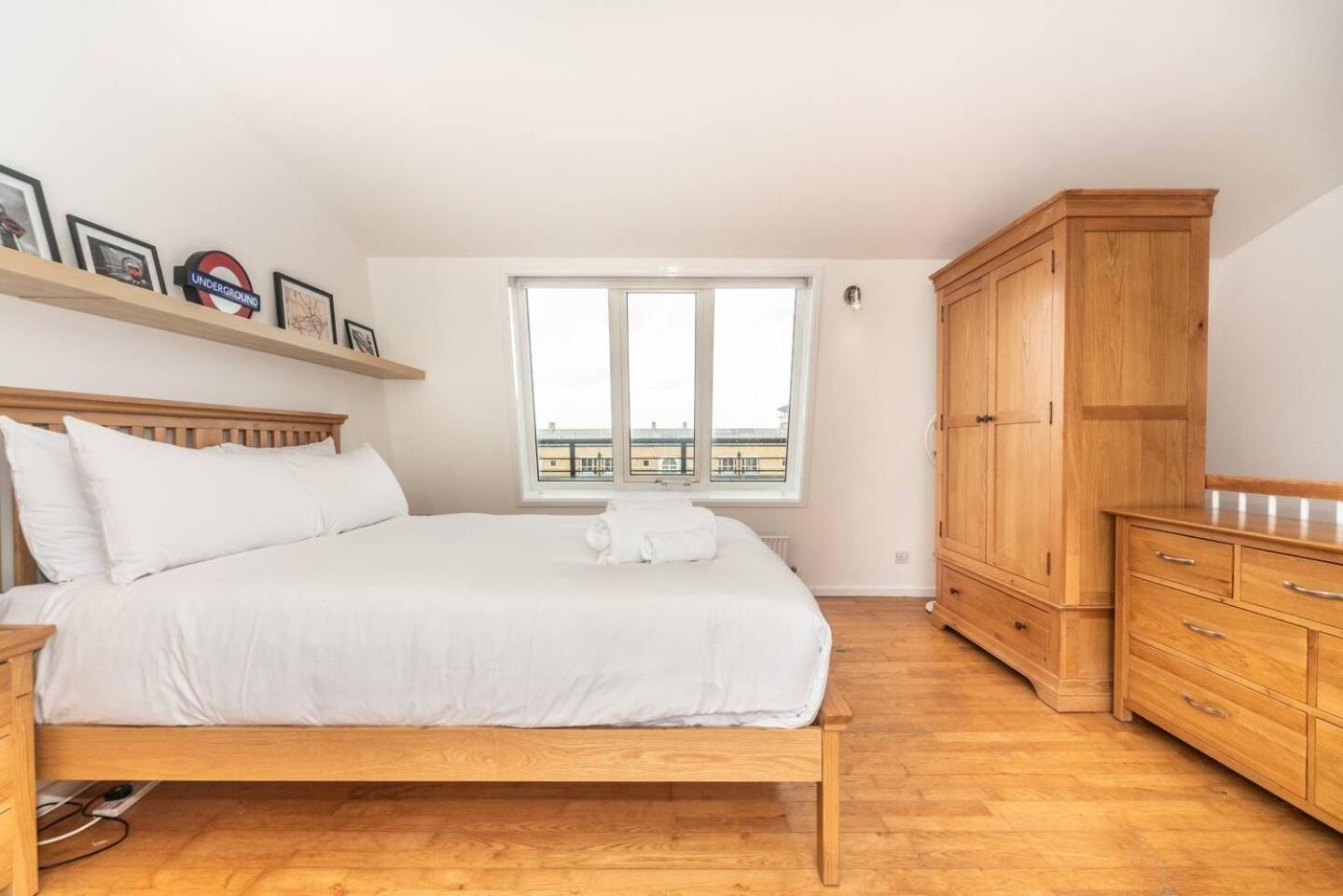 Sunny Maisonette With Views Over Canary Wharf, *