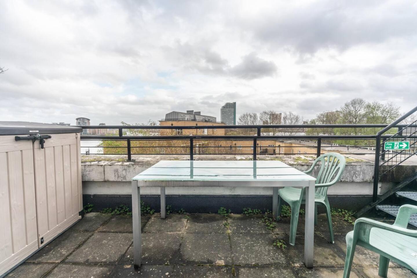 Sunny Maisonette With Views Over Canary Wharf,