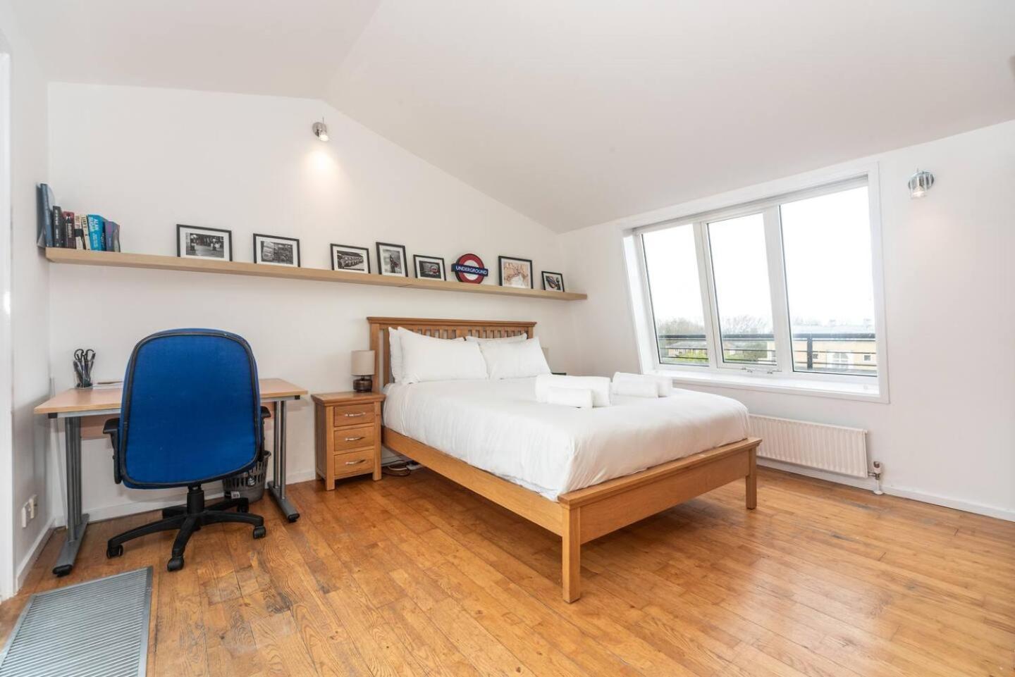 Apartment Sunny Maisonette With Views Over Canary Wharf, London