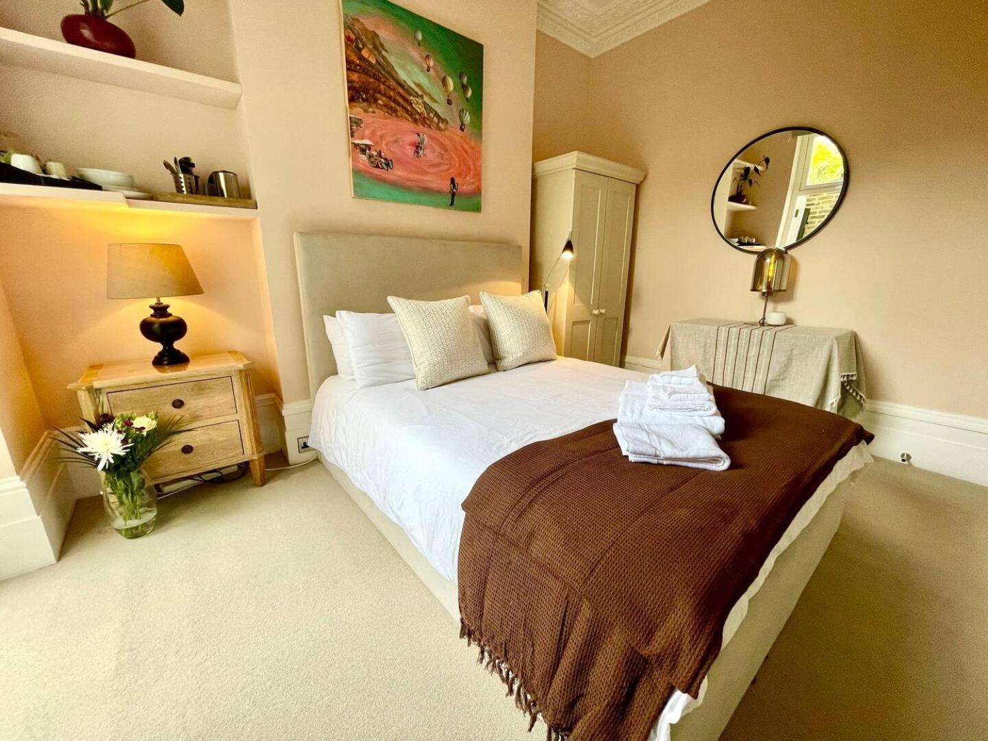 Luxury King-bed Ensuite With Quiet Private Patio Ferienhaus