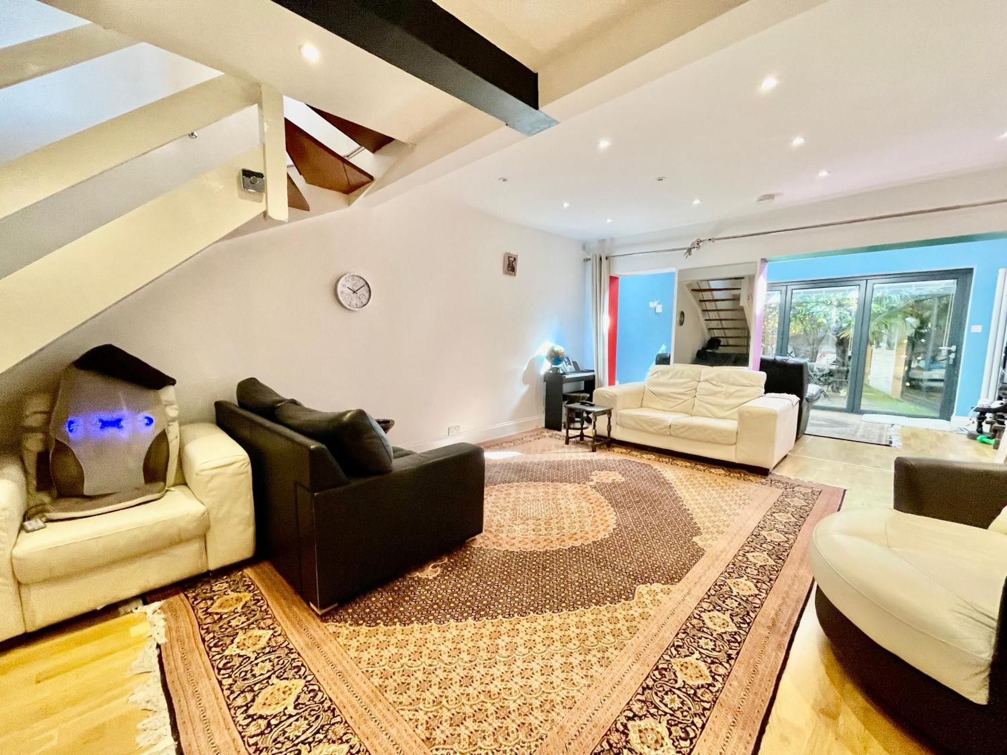Luxury 4 Bedroom House With 4 Bathrooms - Elizabeth Line & Acton Stations At Walking Distance Villa