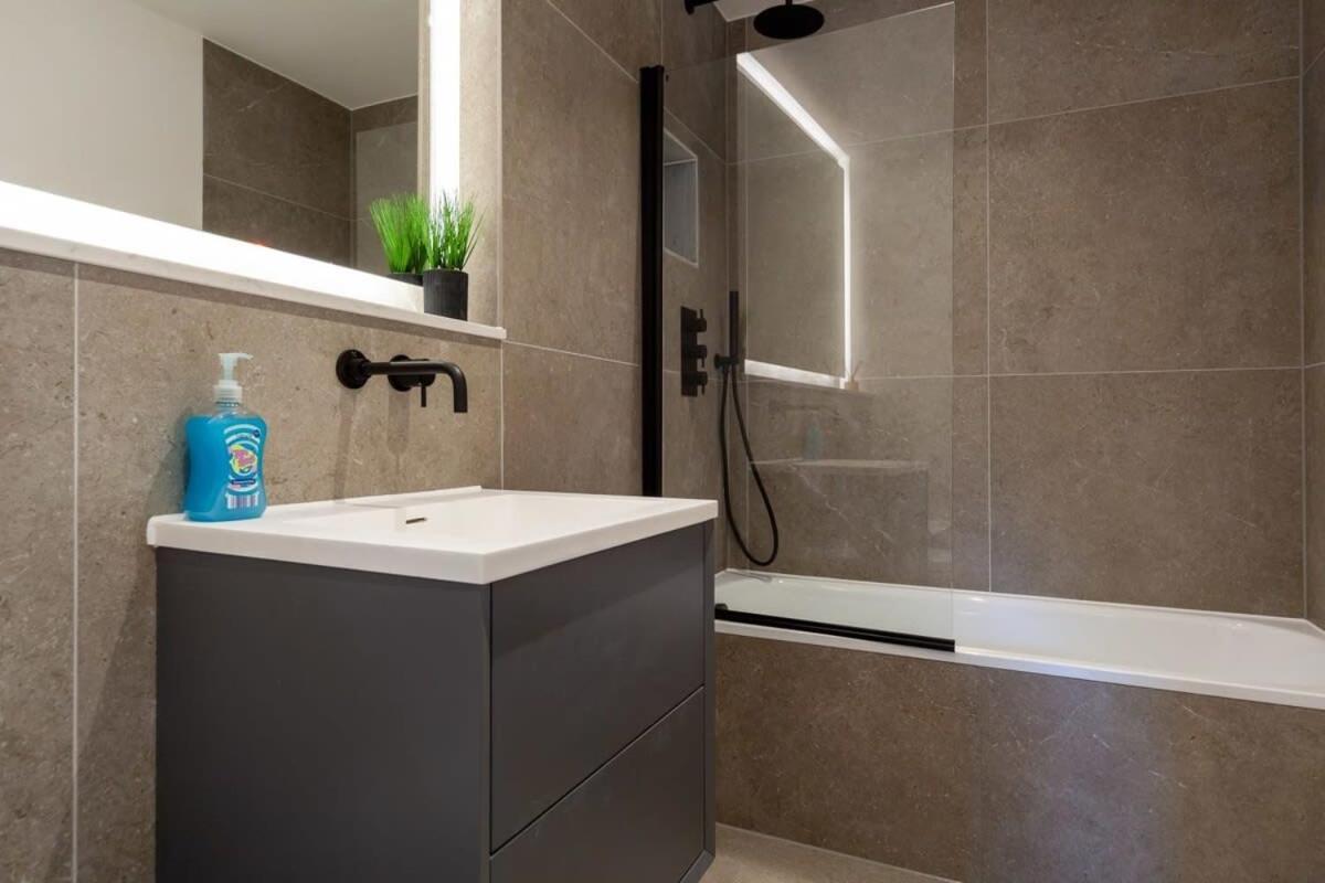 Modern 2 Bedroom In Wimbledon *