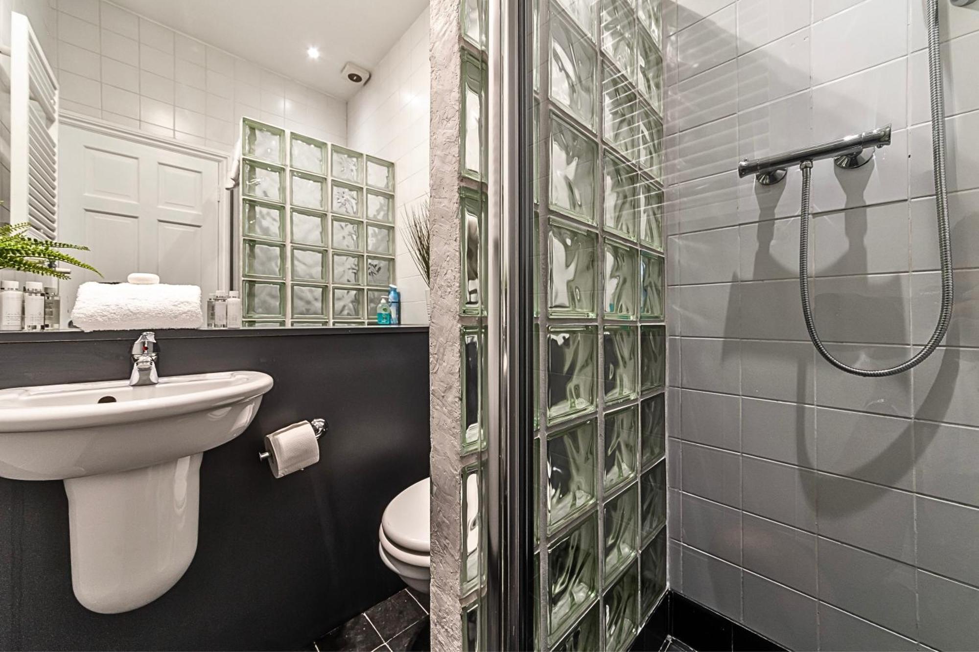 Сasa de vacaciones The Secret Kensington Garden Mews-2 Bedroom Full House-2 Train Lines- Spacious-kings Road- Harrods -chelsea Stadium-private Small Patio *