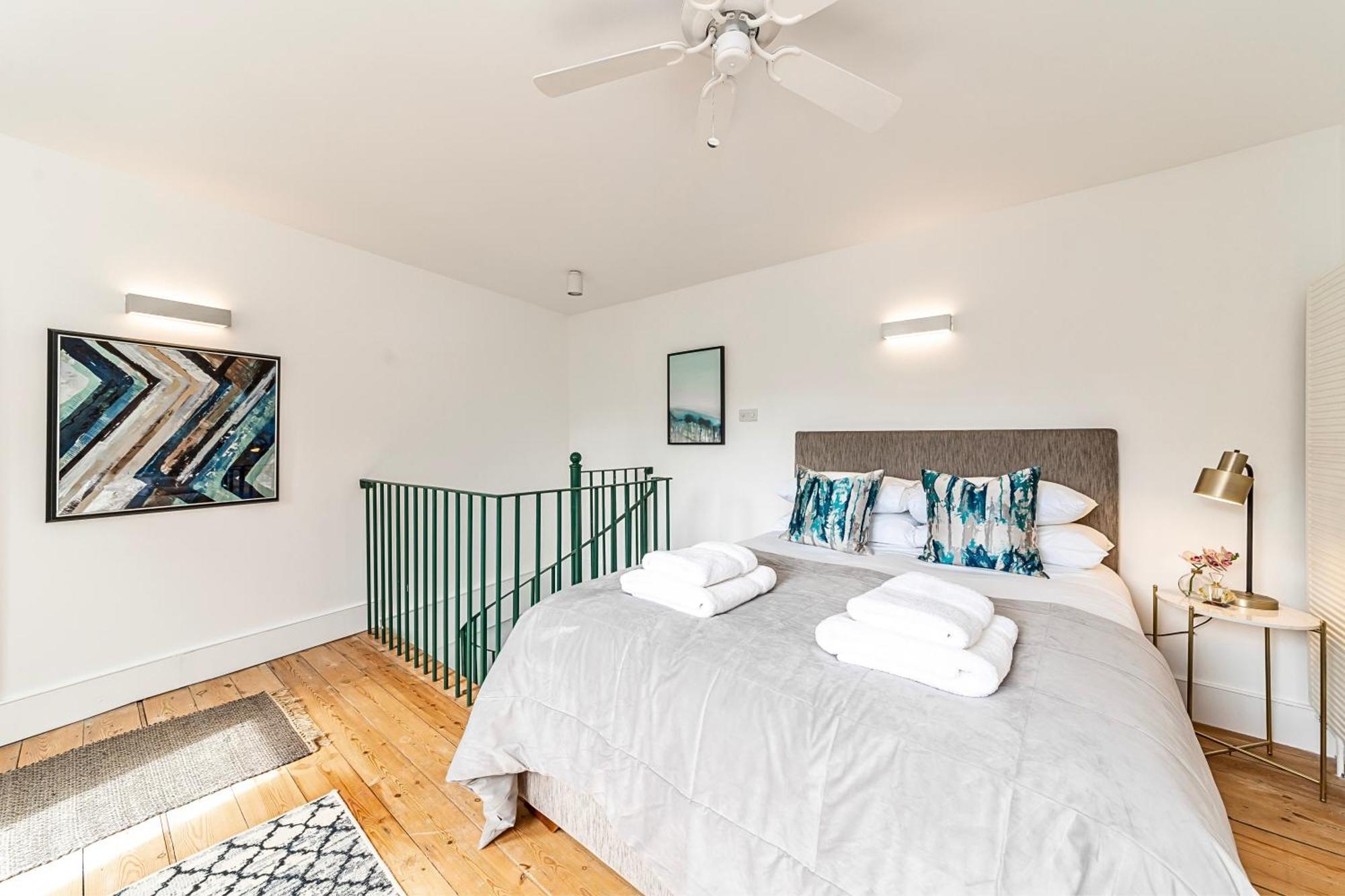 Сasa de vacaciones The Secret Kensington Garden Mews-2 Bedroom Full House-2 Train Lines- Spacious-kings Road- Harrods -chelsea Stadium-private Small Patio Londres