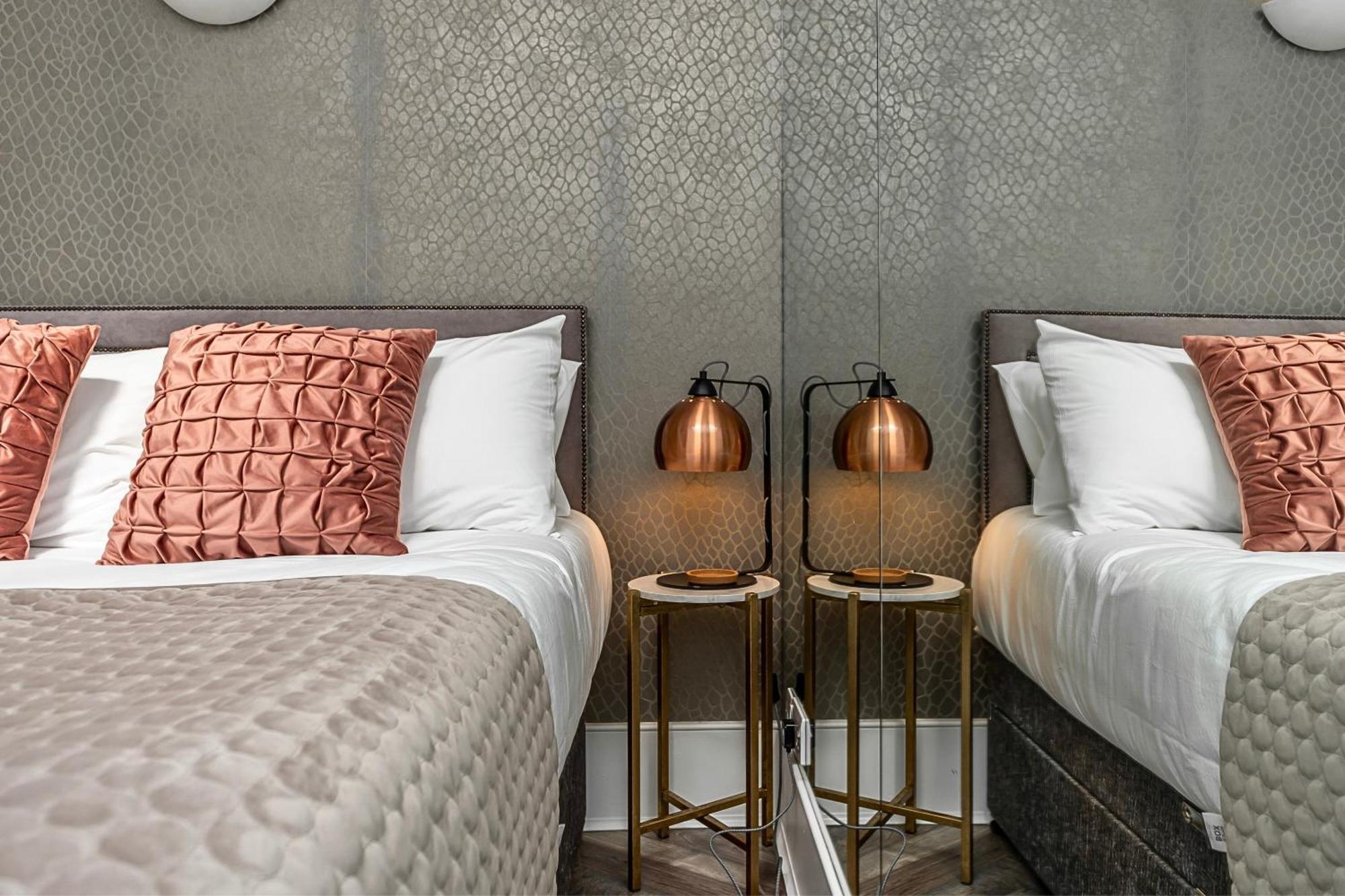 Сasa de vacaciones The Secret Kensington Garden Mews-2 Bedroom Full House-2 Train Lines- Spacious-kings Road- Harrods -chelsea Stadium-private Small Patio