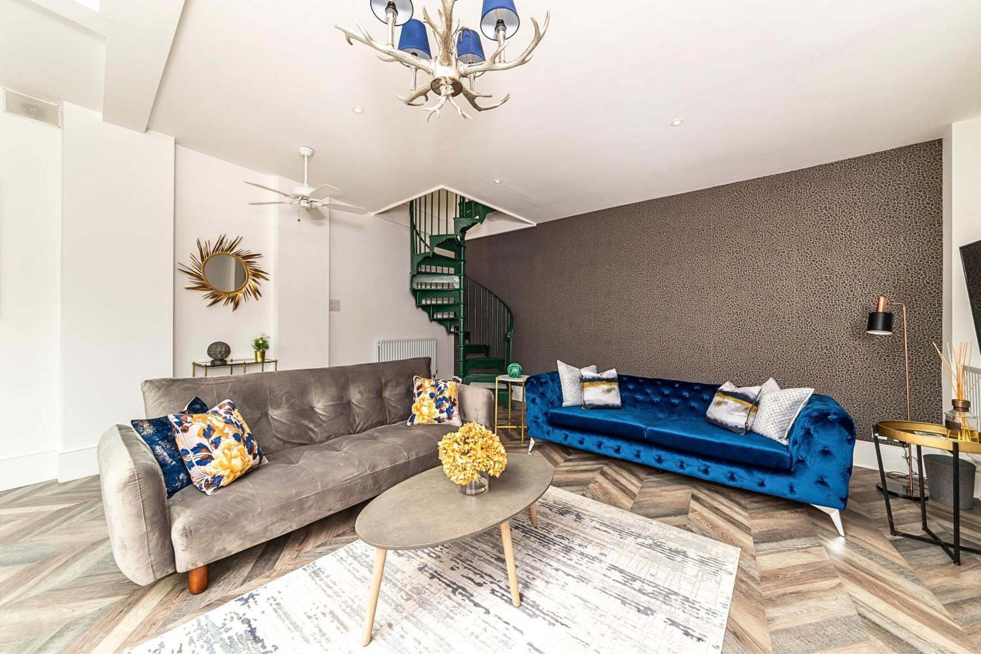 The Secret Kensington Garden Mews-2 Bedroom Full House-2 Train Lines- Spacious-kings Road- Harrods -chelsea Stadium-private Small Patio Сasa de vacaciones Londres