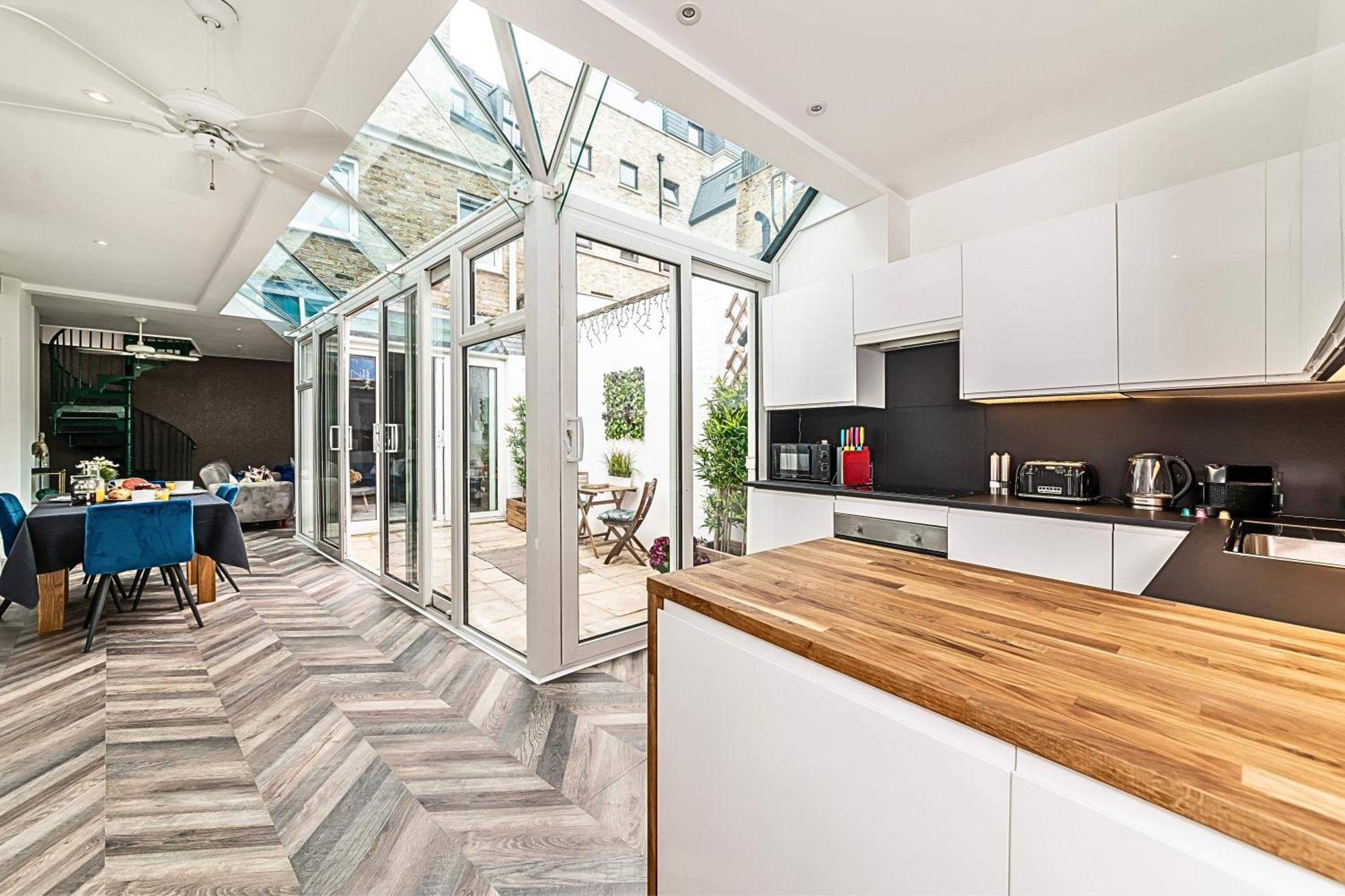 Сasa de vacaciones The Secret Kensington Garden Mews-2 Bedroom Full House-2 Train Lines- Spacious-kings Road- Harrods -chelsea Stadium-private Small Patio Londres