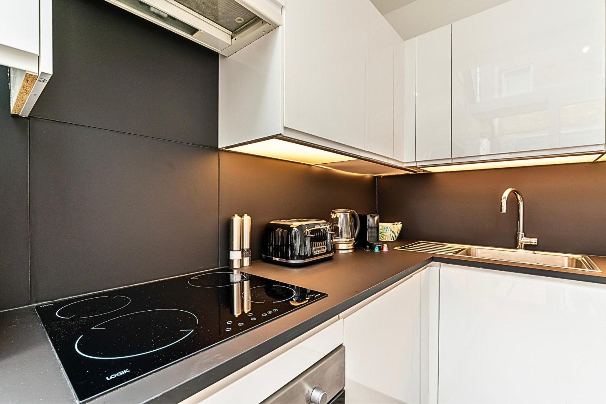 Сasa de vacaciones The Secret Kensington Garden Mews-2 Bedroom Full House-2 Train Lines- Spacious-kings Road- Harrods -chelsea Stadium-private Small Patio