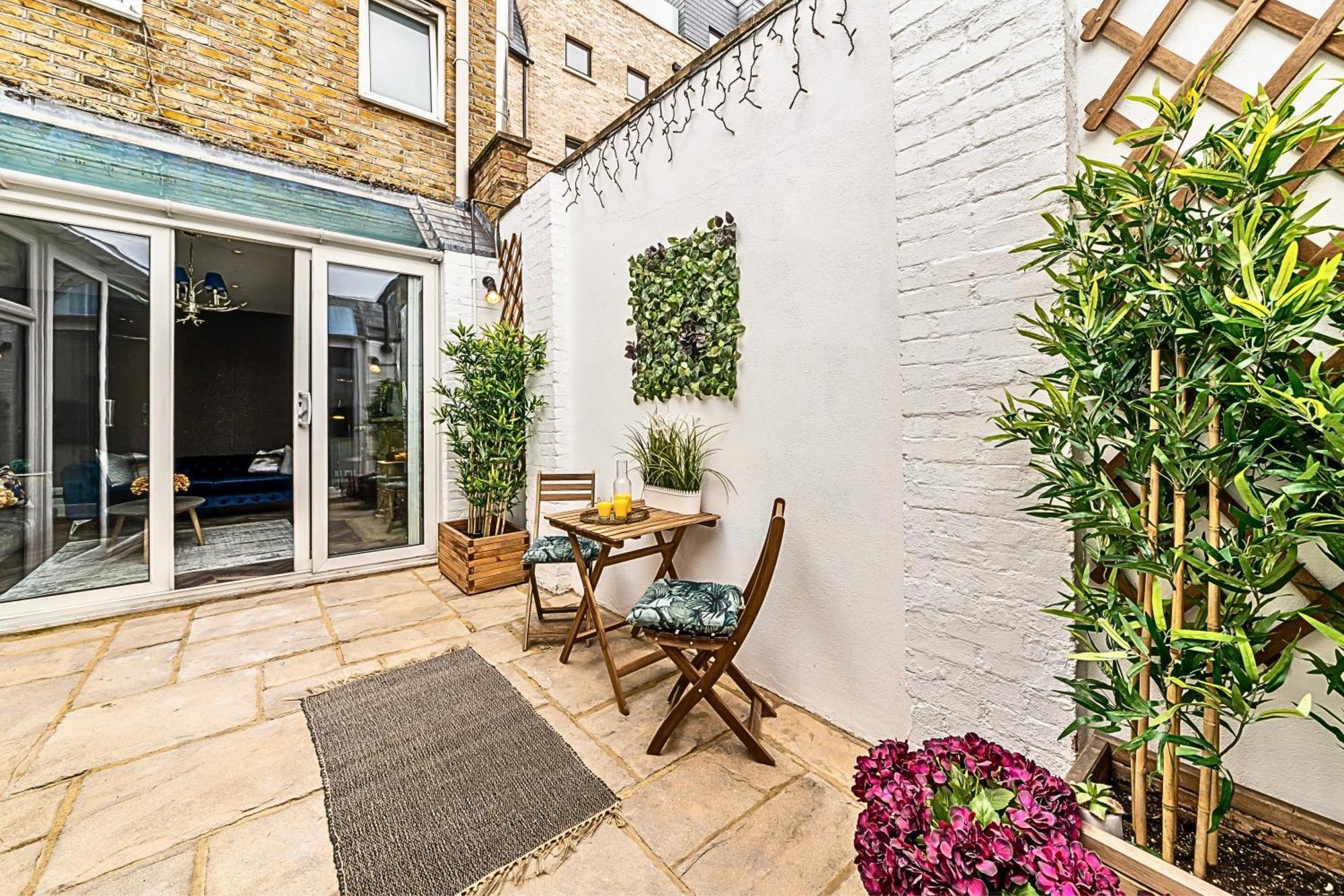 Сasa de vacaciones The Secret Kensington Garden Mews-2 Bedroom Full House-2 Train Lines- Spacious-kings Road- Harrods -chelsea Stadium-private Small Patio *