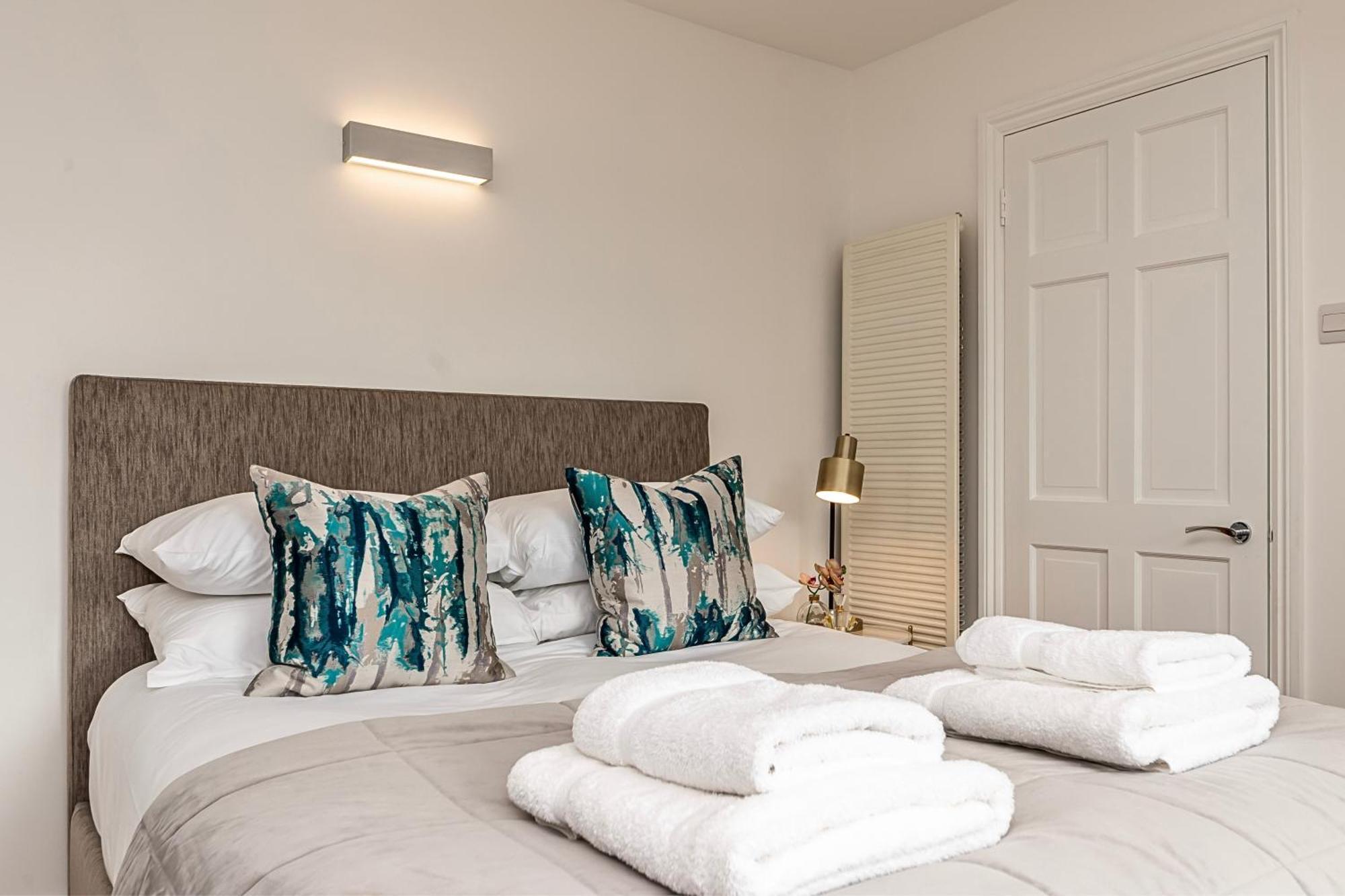 Сasa de vacaciones The Secret Kensington Garden Mews-2 Bedroom Full House-2 Train Lines- Spacious-kings Road- Harrods -chelsea Stadium-private Small Patio Londres