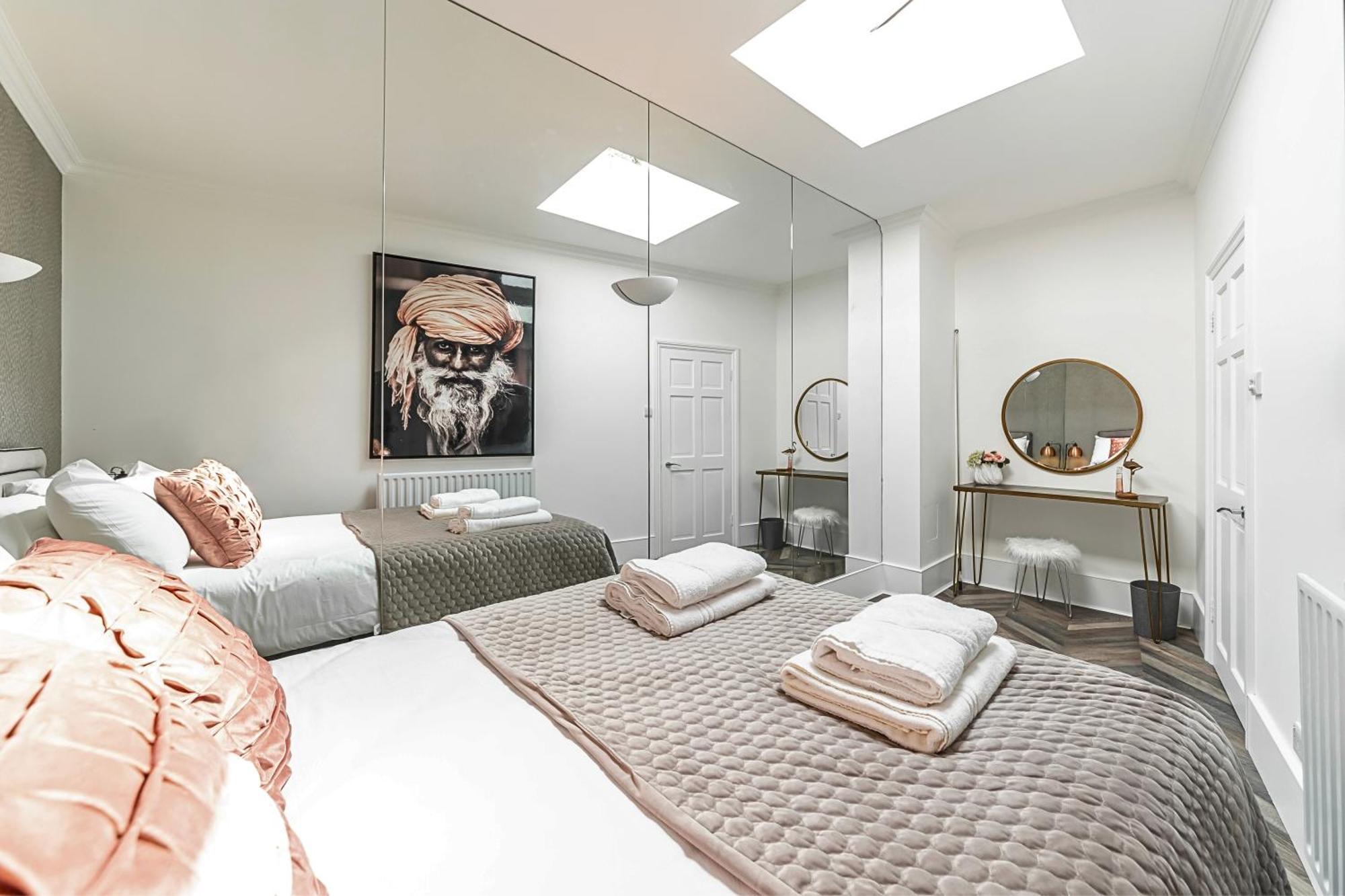 Сasa de vacaciones The Secret Kensington Garden Mews-2 Bedroom Full House-2 Train Lines- Spacious-kings Road- Harrods -chelsea Stadium-private Small Patio