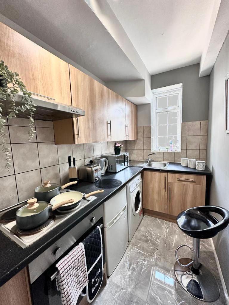 Light Budget Studio On Edgware Road, Apartment *