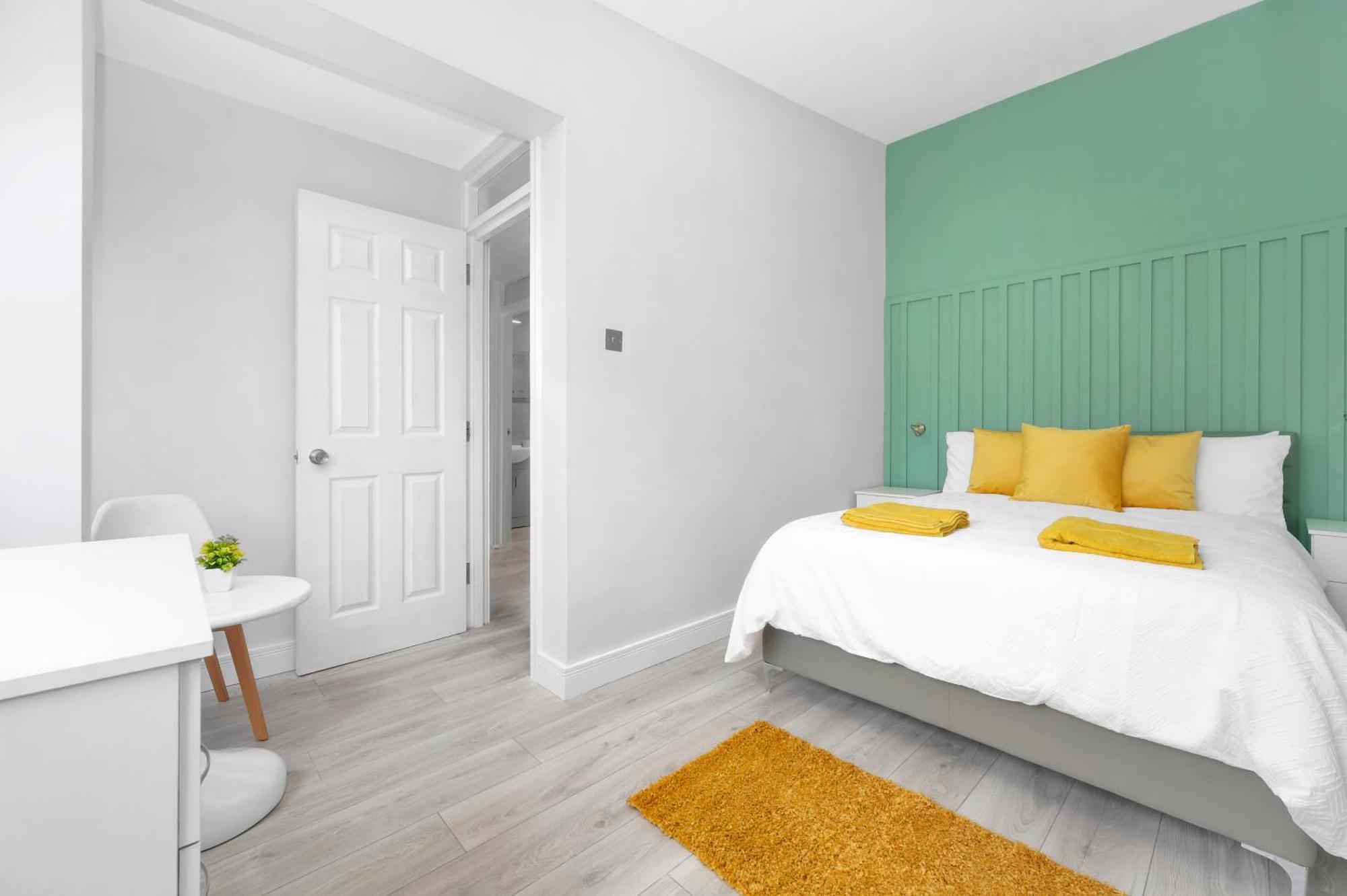 Waterside 4 Bed Apartment London