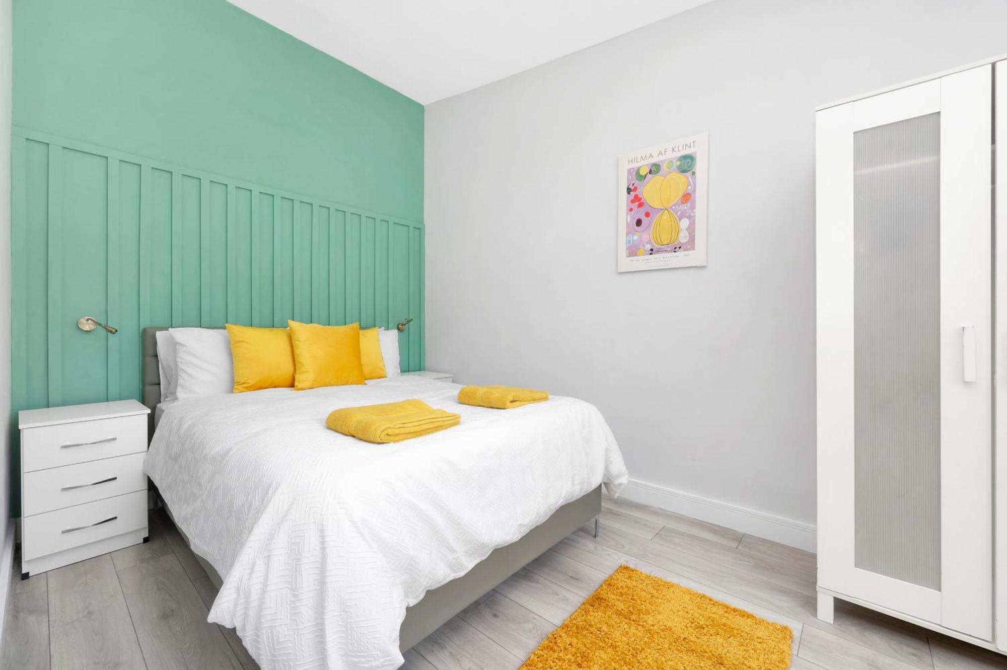 Waterside 4 Bed * London