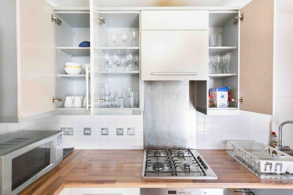 Spacious 2 Bedroom In Near Tube Apartment